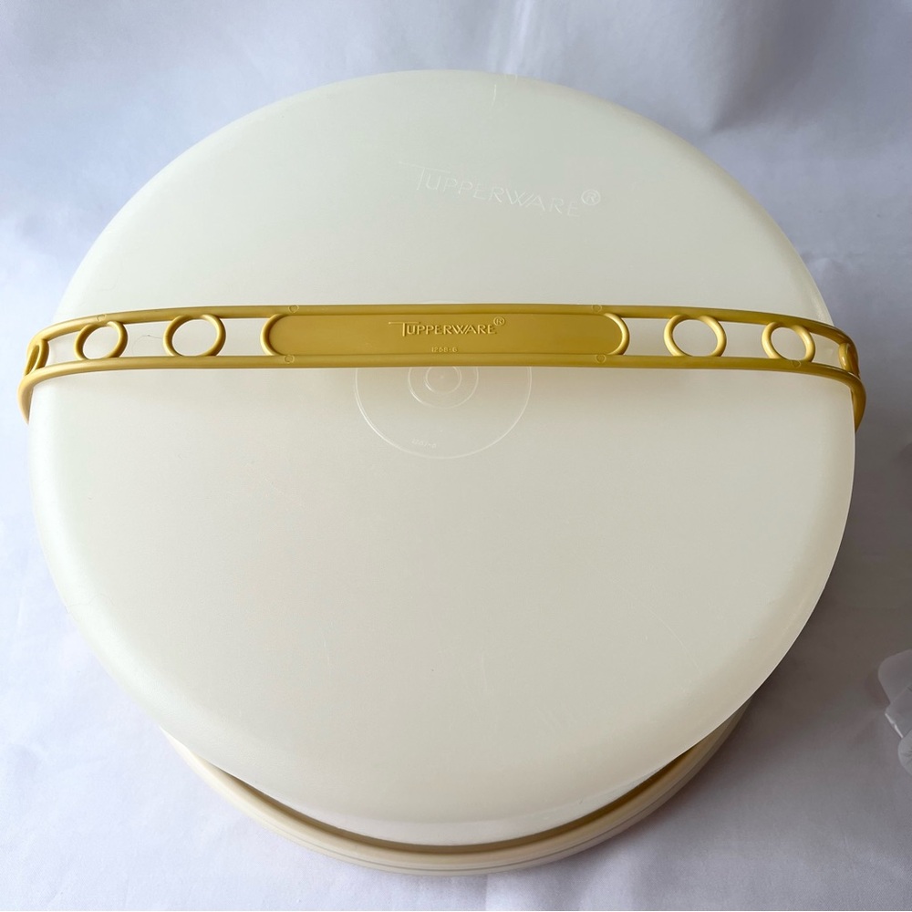Vintage Tupperware Cake Carrier with Handle Round Tall Harvest Gold - Picture 2 of 7
